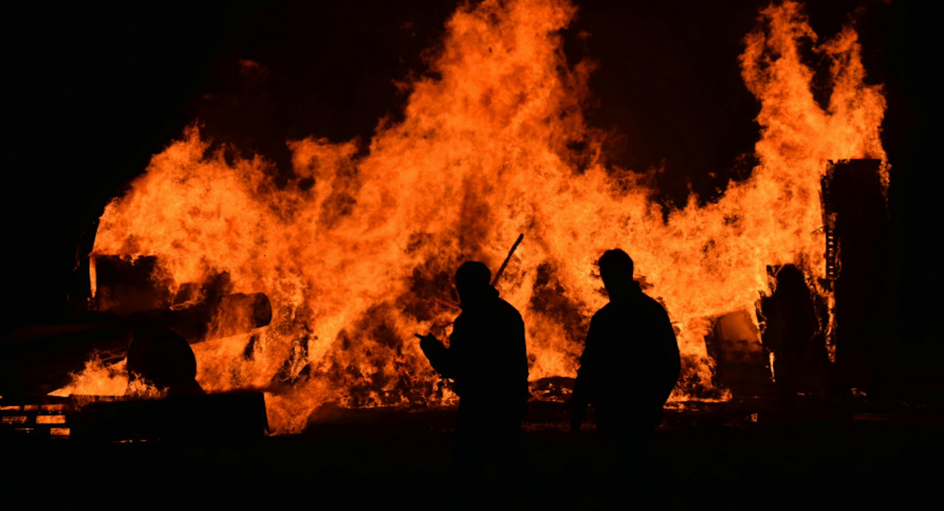 people on sight of wildfire