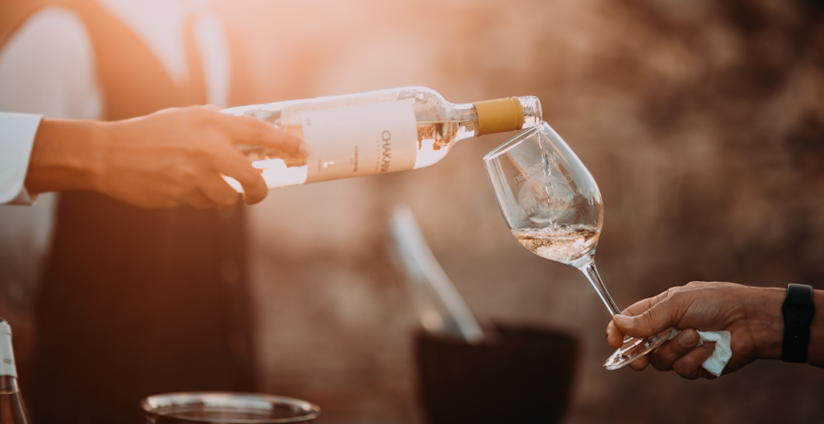 une personne qui sert un verre de vin