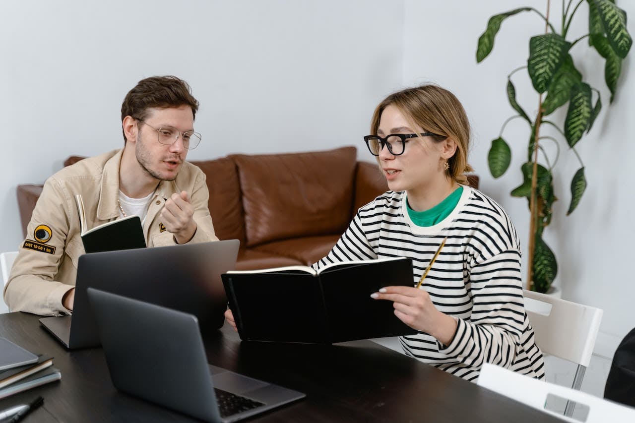 Un homme et une femme discutent en entreprise