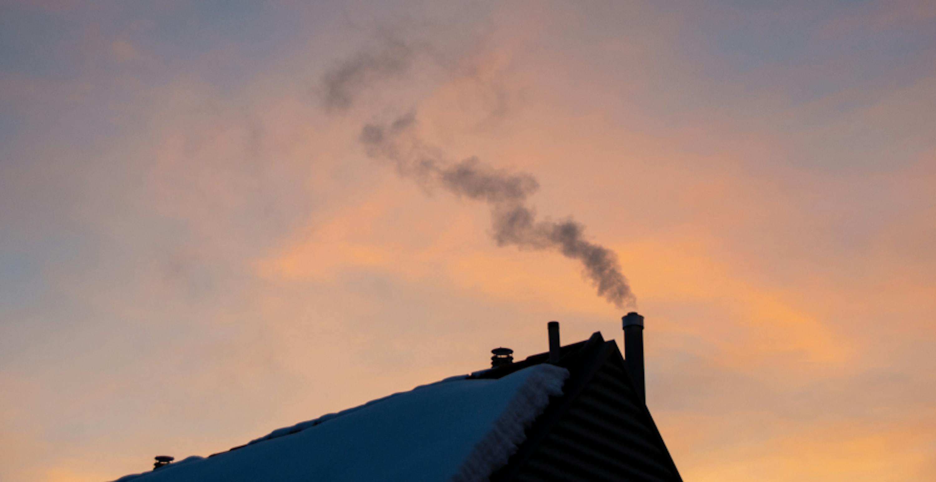 toit de maison avec cheminée en fonctionnement