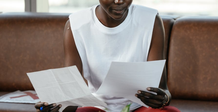 Une femme qui compare deux documents