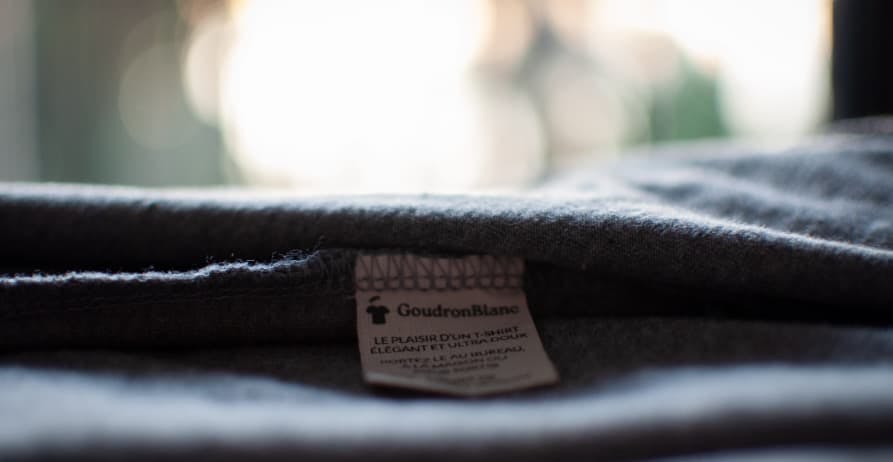 clothing tag inside shirt in french
