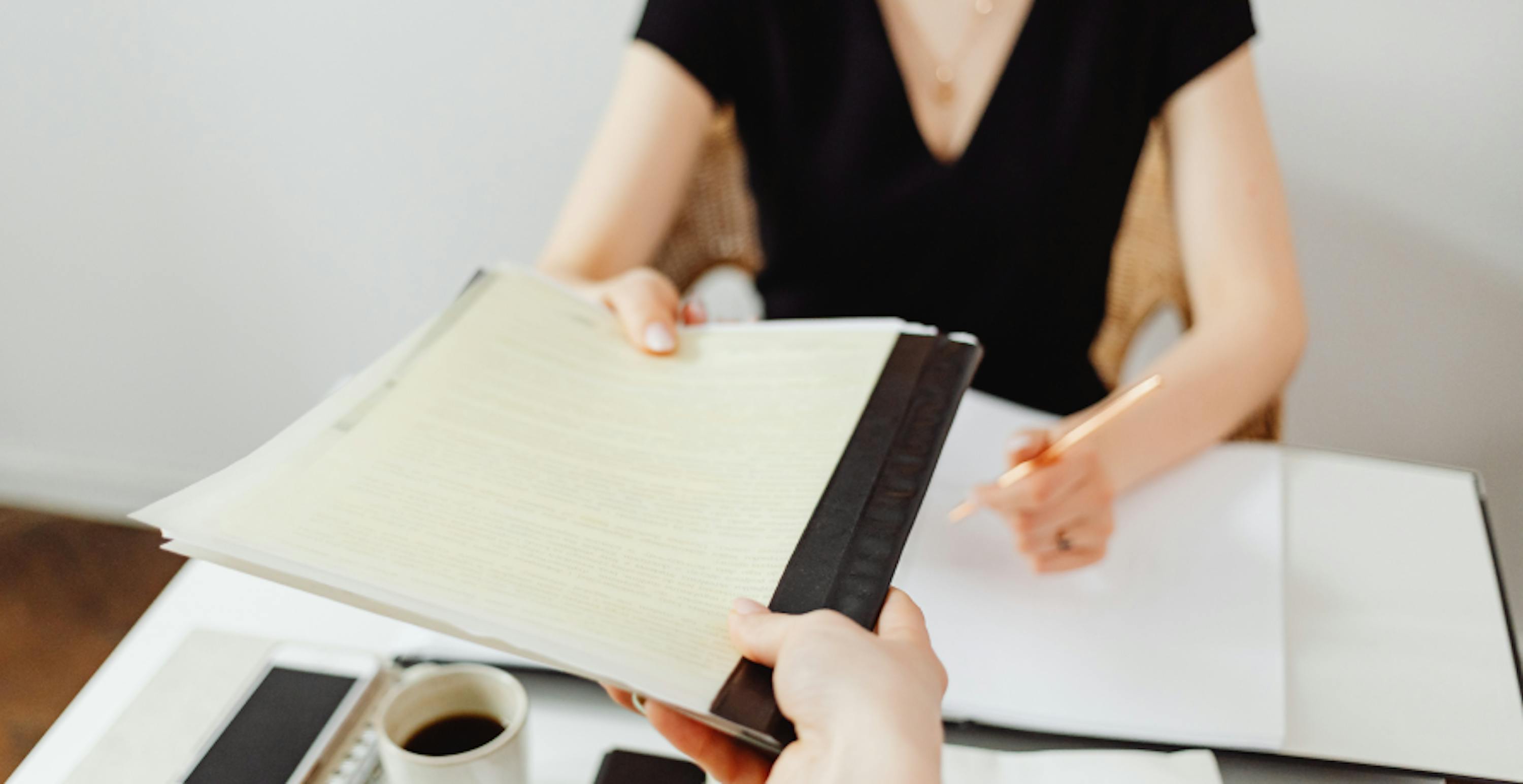 femme qui donne un document