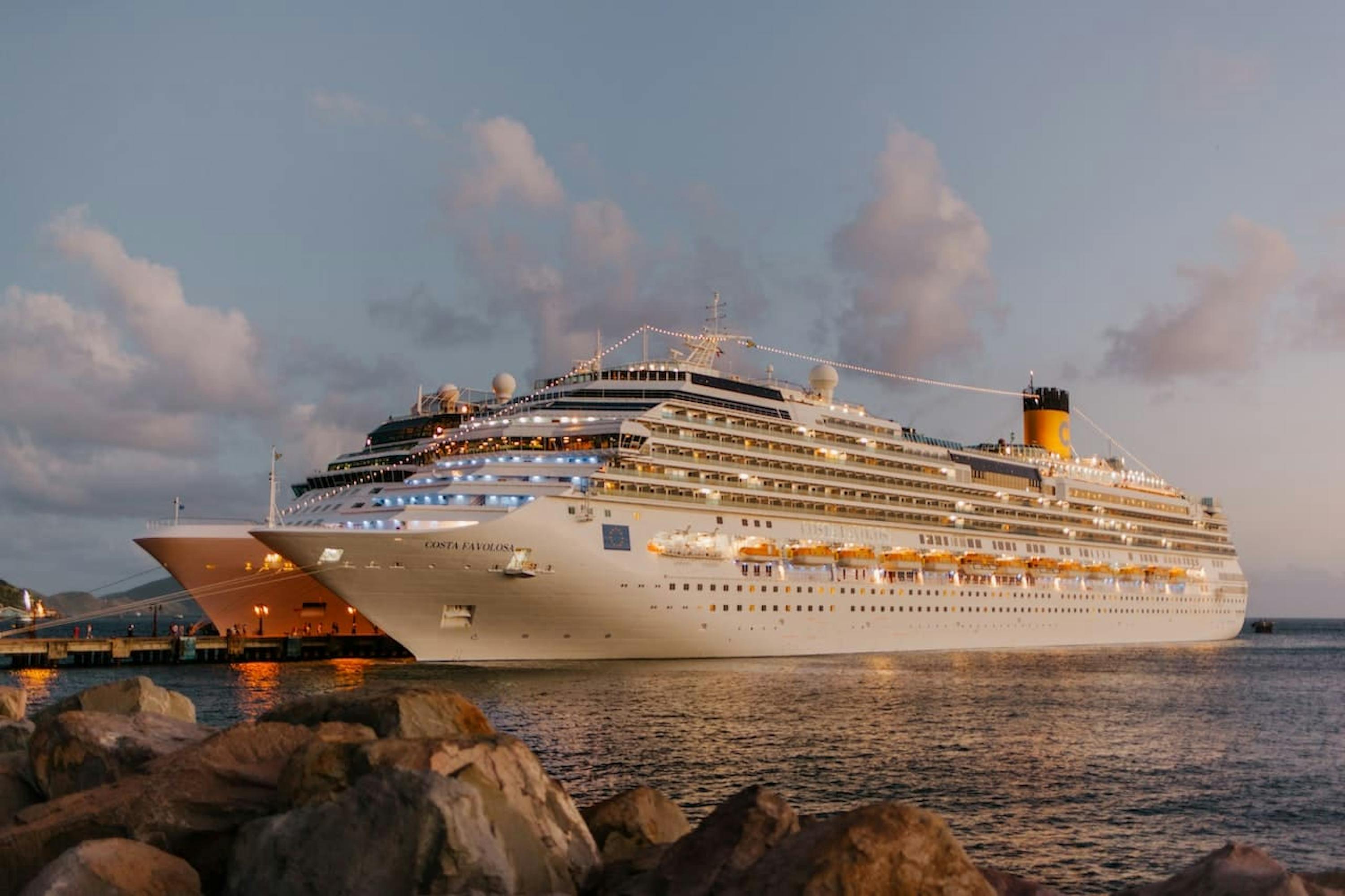 Bateau de croisière blanc en mer