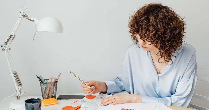 une femme travaillant à son bureau