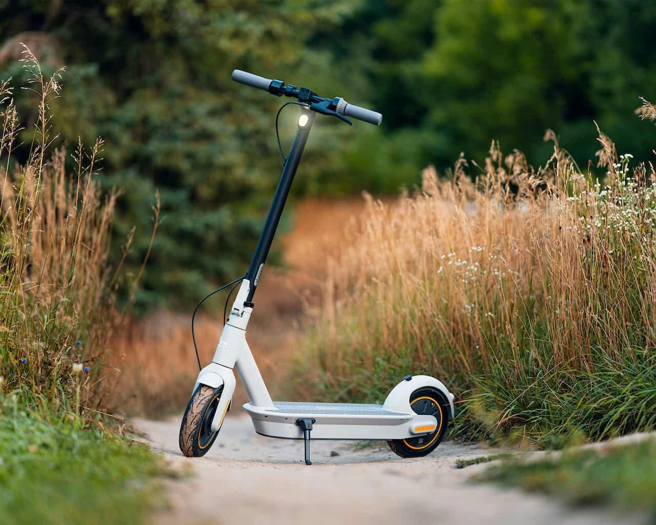 Scooter électrique sur un chemin de campagne