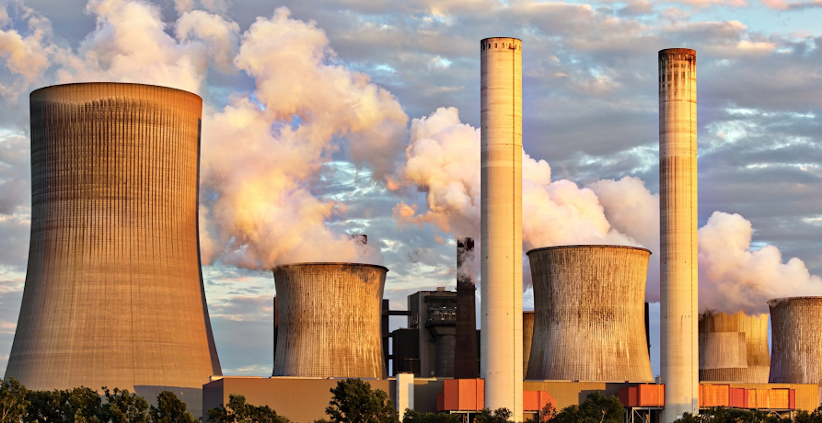 plusieurs centrales nucléaires qui relâchent de la fumée dans le ciel