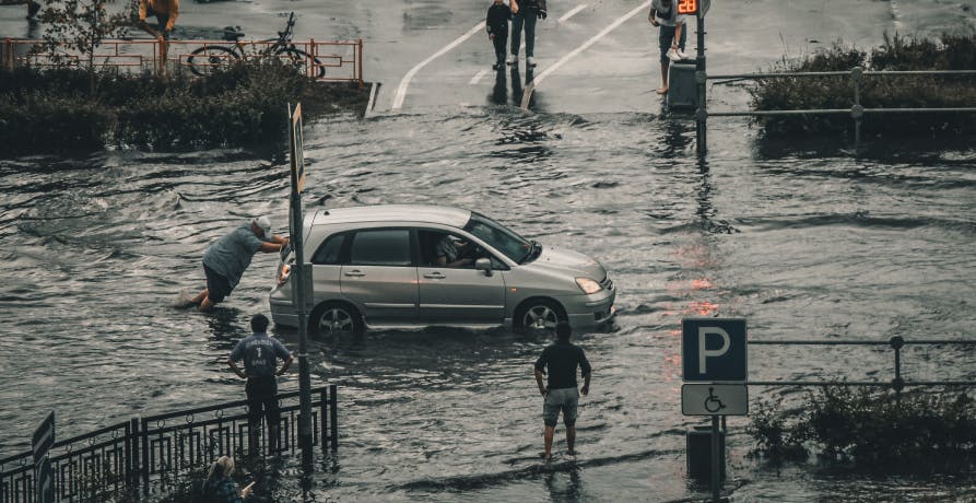 une voiture bloquée par une inondation