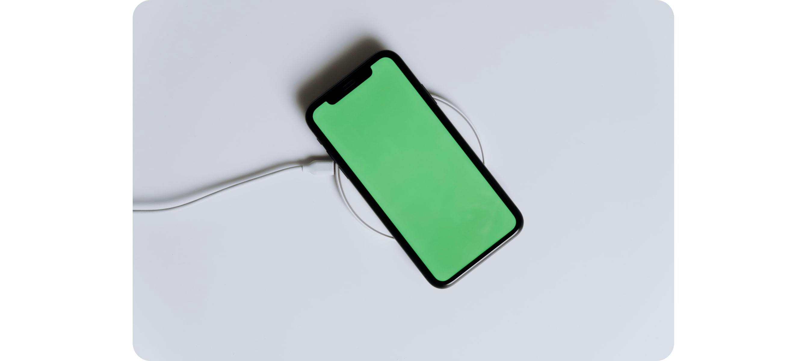 un smartphone avec écran vert