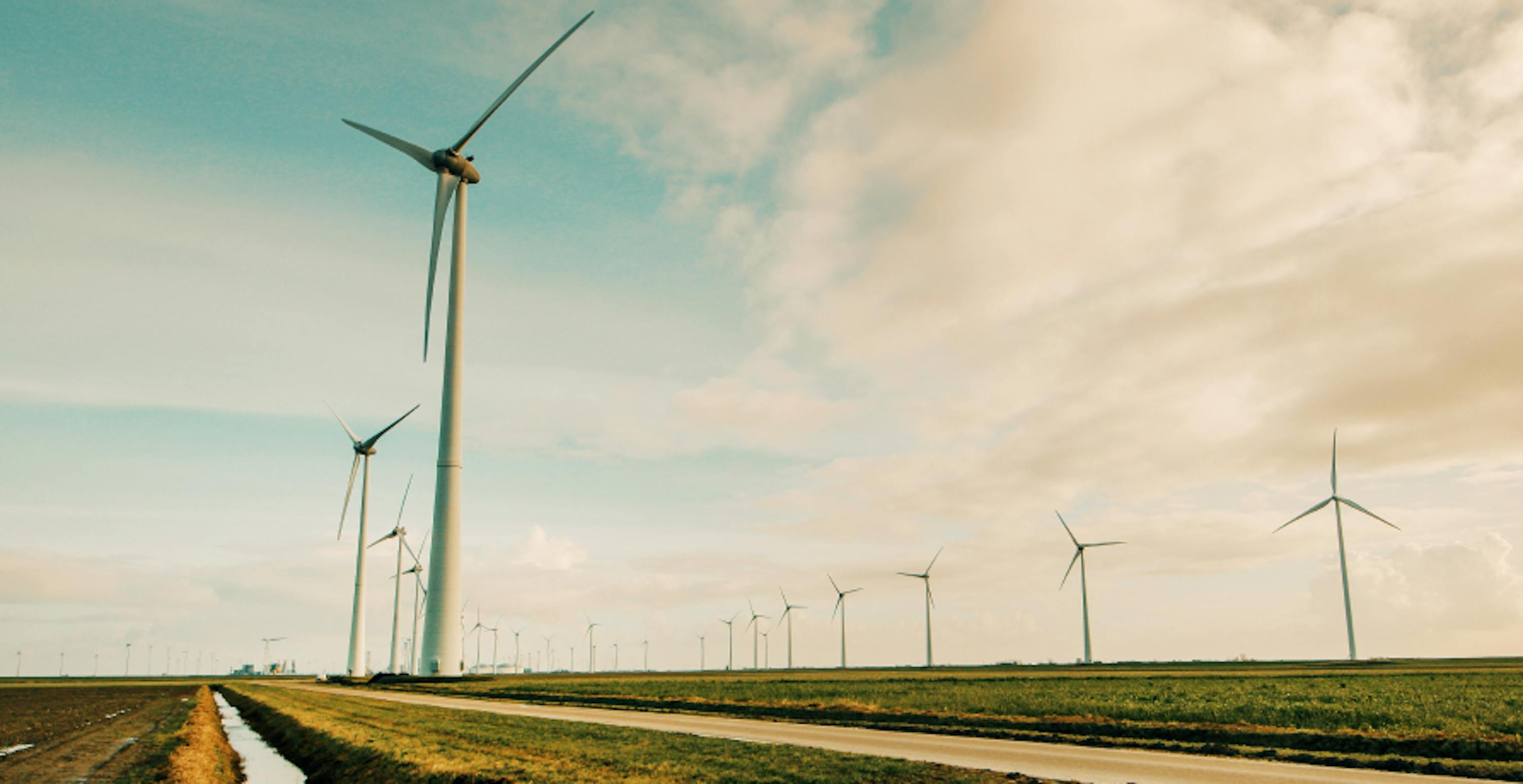 un parc d'éoliennes dans un champ