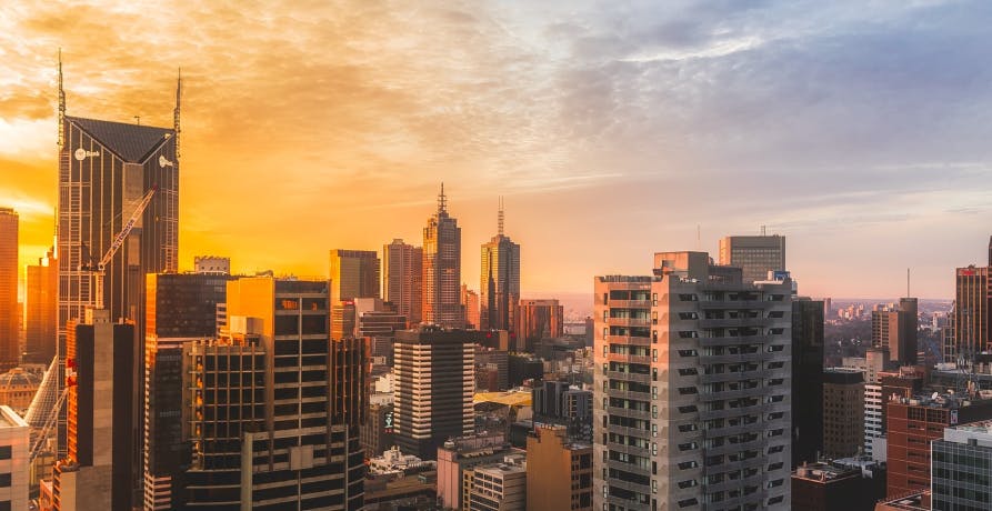 plusieurs buildings devant le soleil couchant