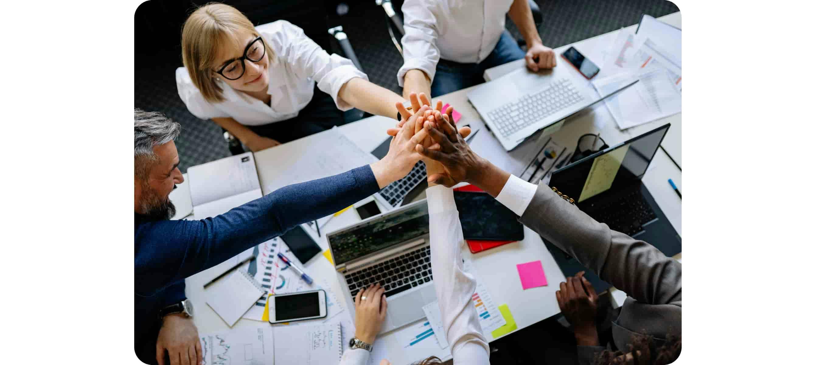 groupe de personnes tapant dans les mains