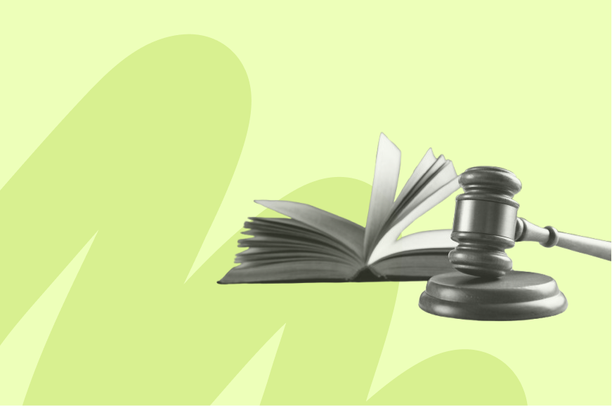 marteau du juge avec un livre posé à côté