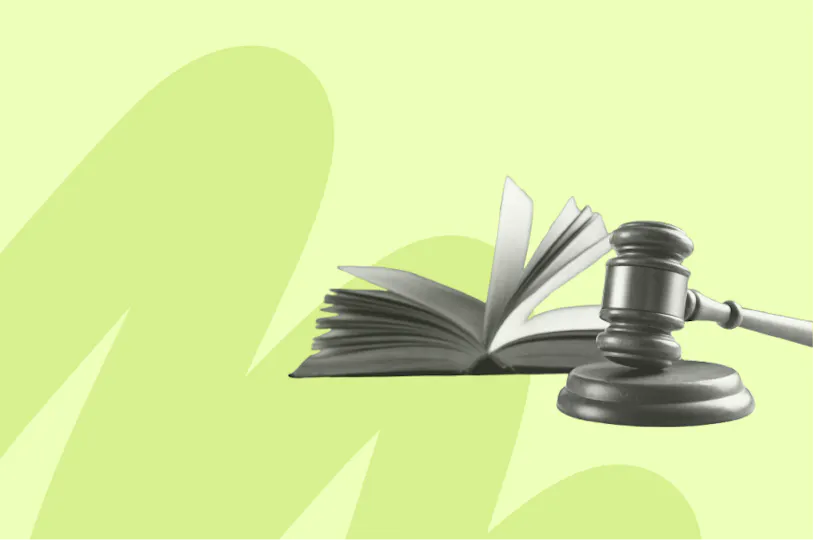 marteau du juge avec un livre posé à côté