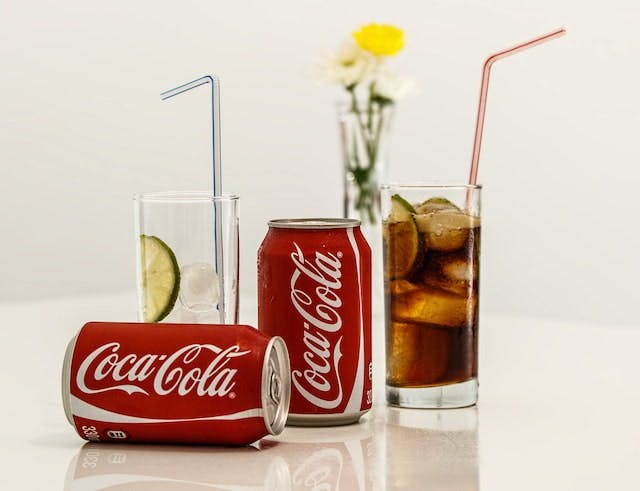 Coca cola cans and glasses with limes