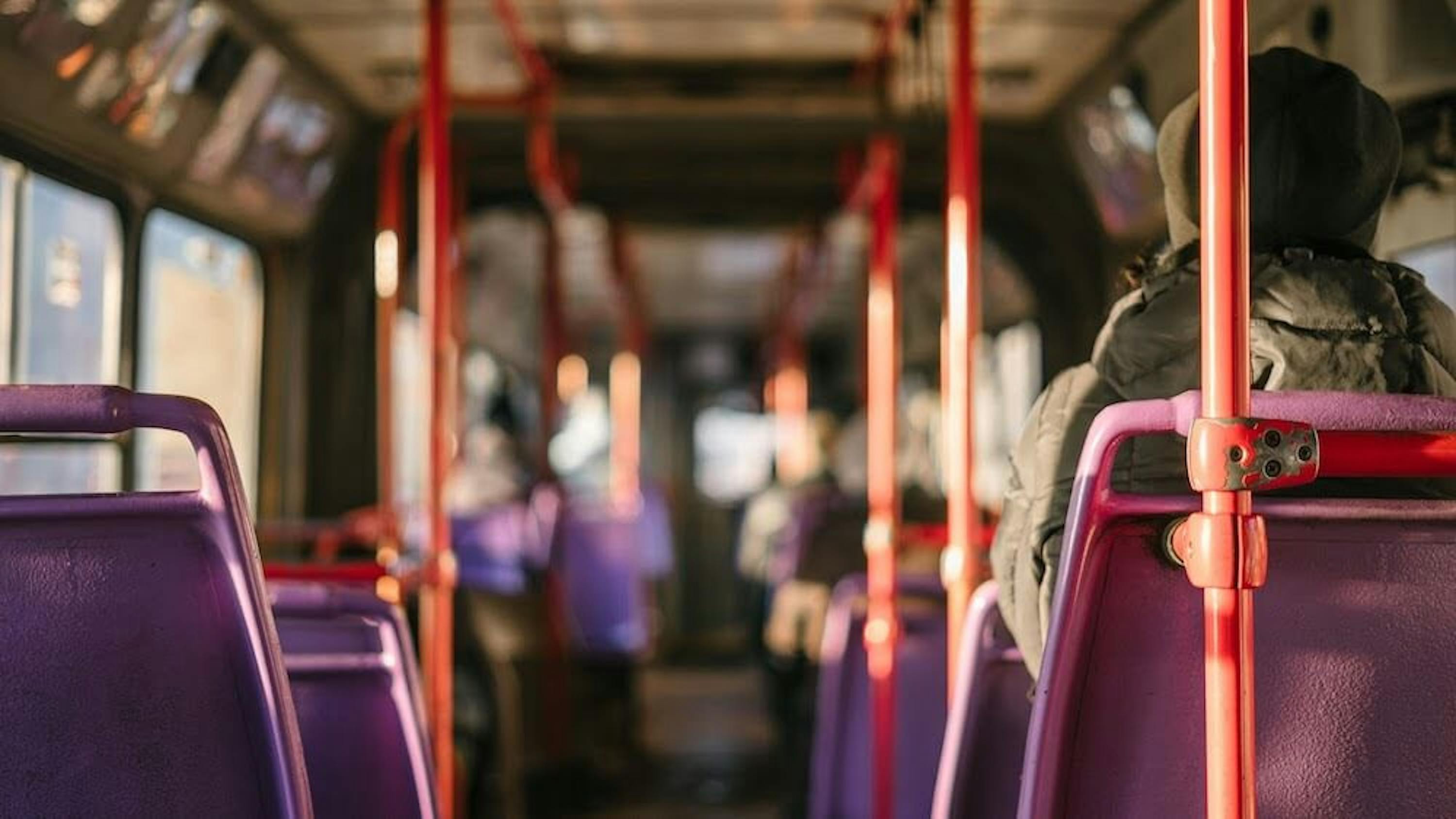 Un bus avec des gens à l'intérieur