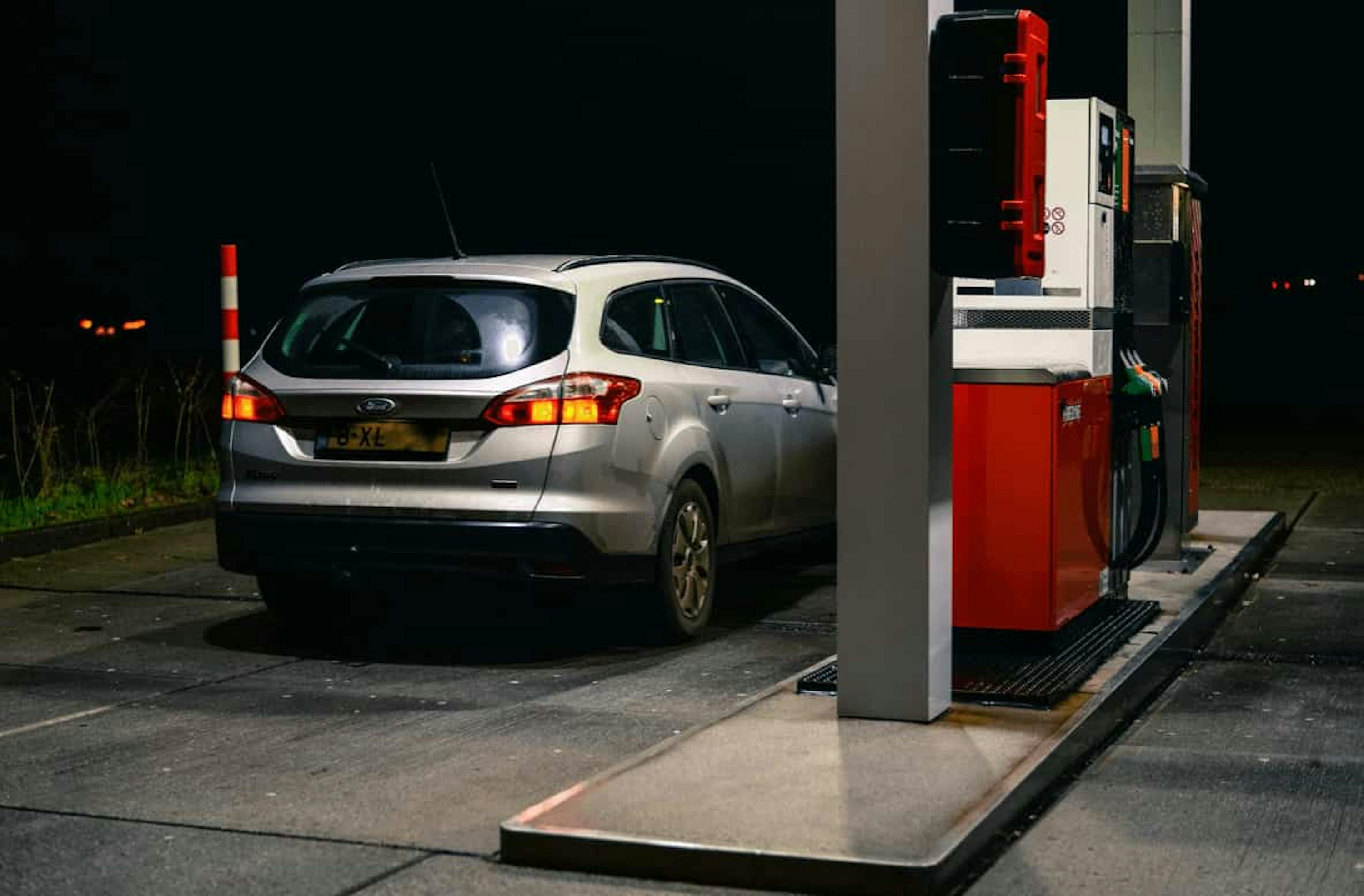 une voiture dans une station-service