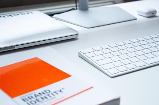 un ordinateur portable et un clavier blanc