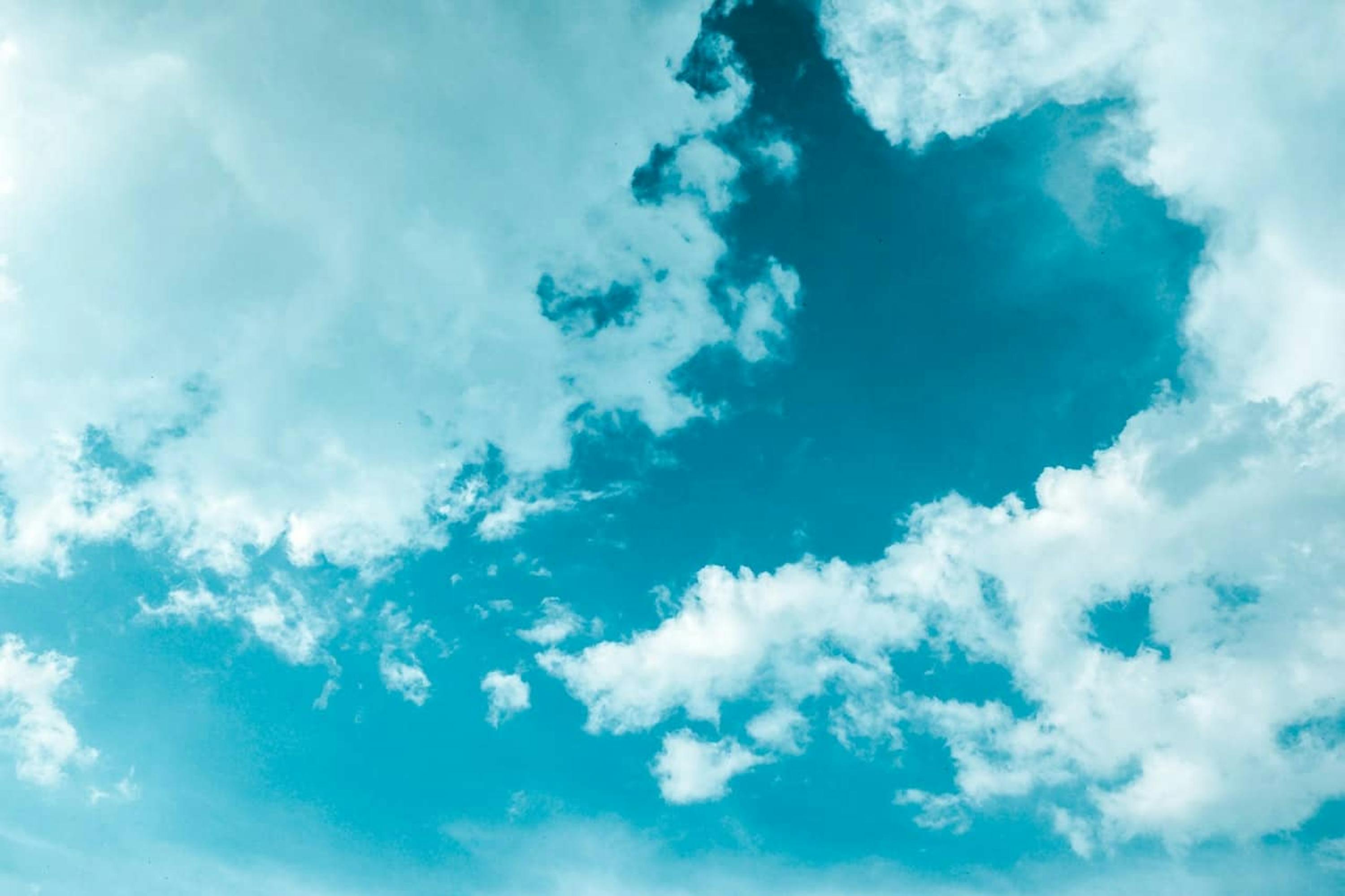 Ciel bleu avec des nuages blancs