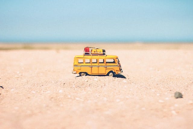 Un bus miniature en plein désert