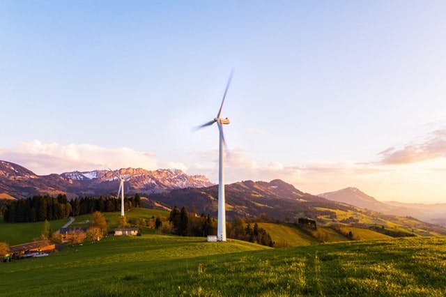 Une éolienne dans la nature