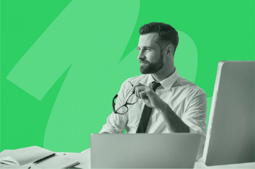 un homme à son bureau