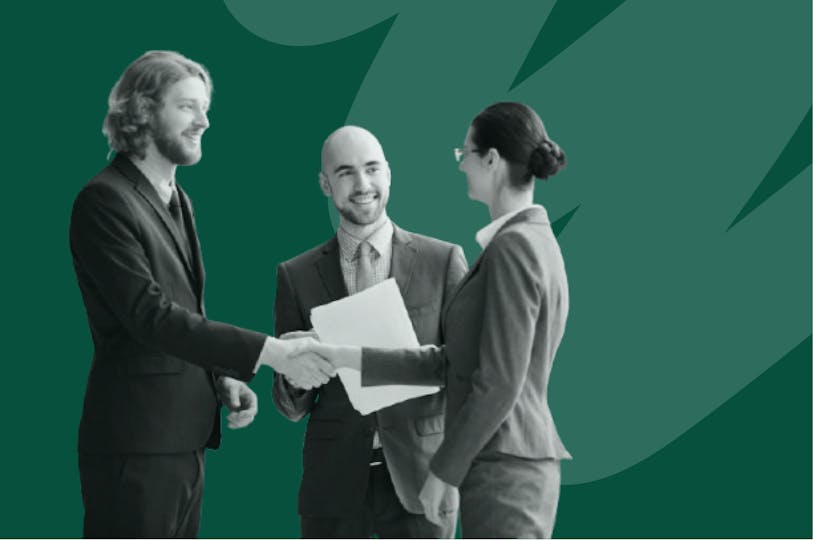 des professionnels qui se serrent la main
