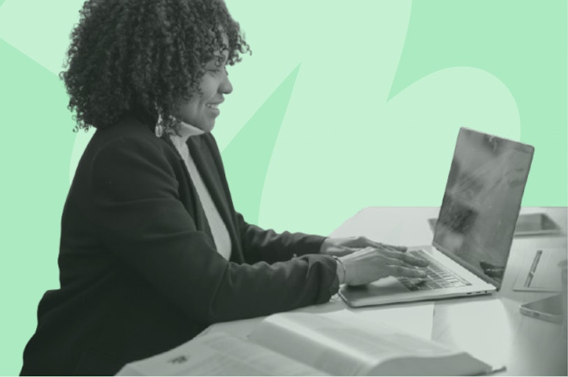 une femme à son bureau