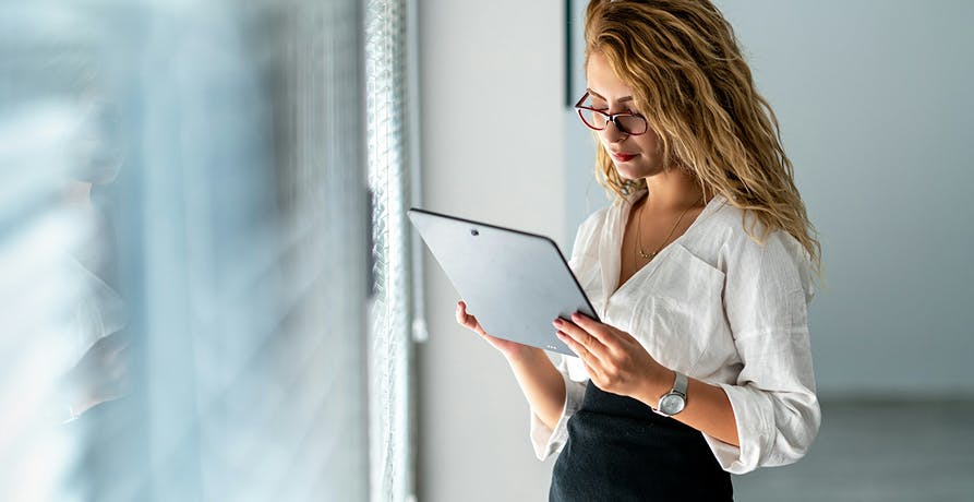 eine Person die auf ein Tablett schaut
