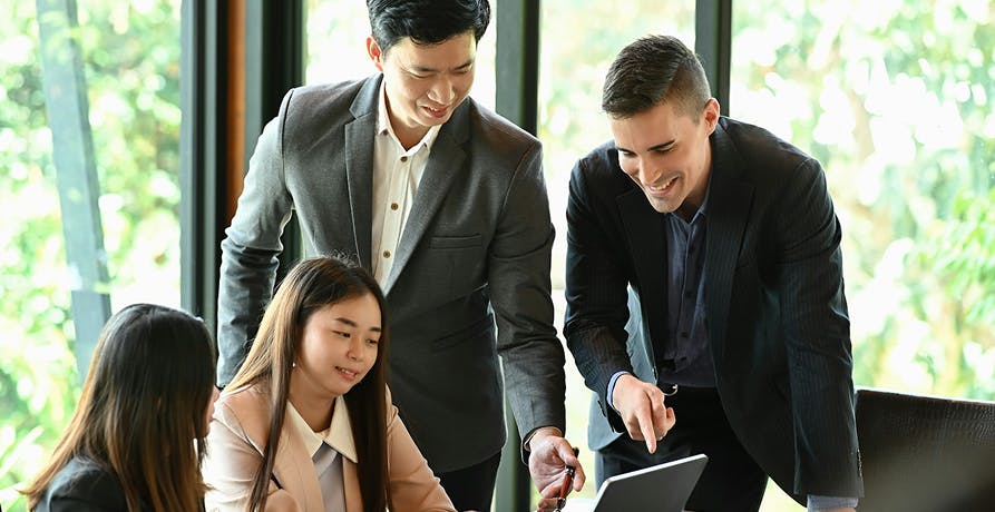 Kollegen die sich unterhalten