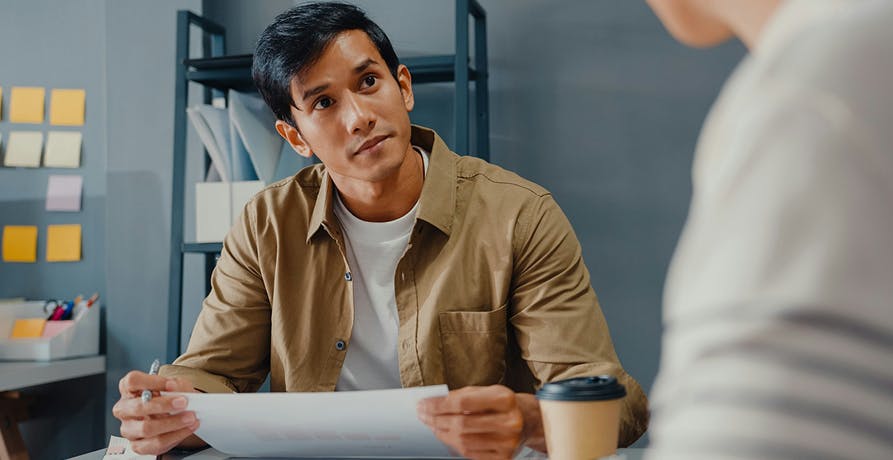 ein Mann der diskutiert