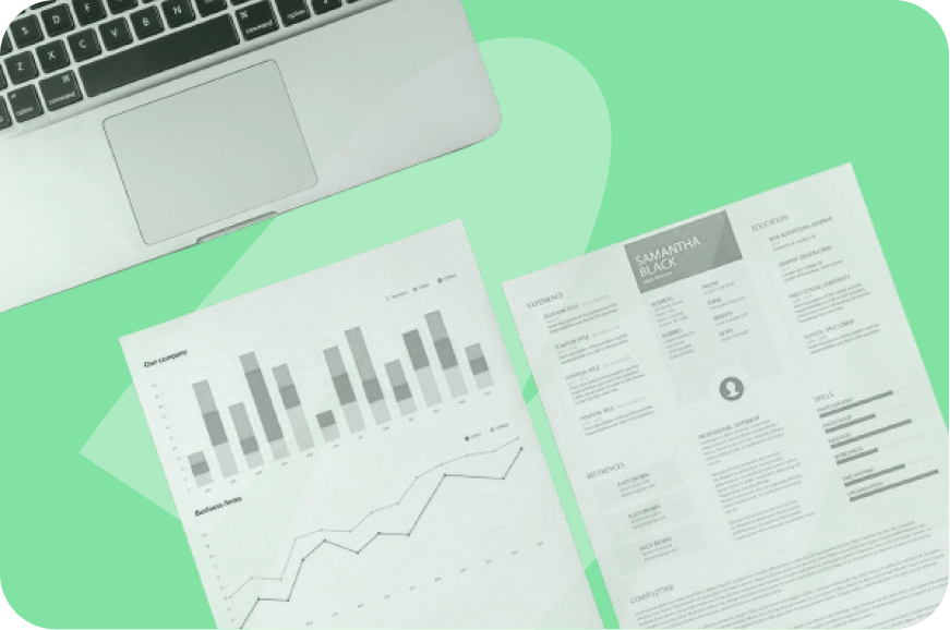 un ordinateur et des feuilles de papier avec des graphiques sur fond vert