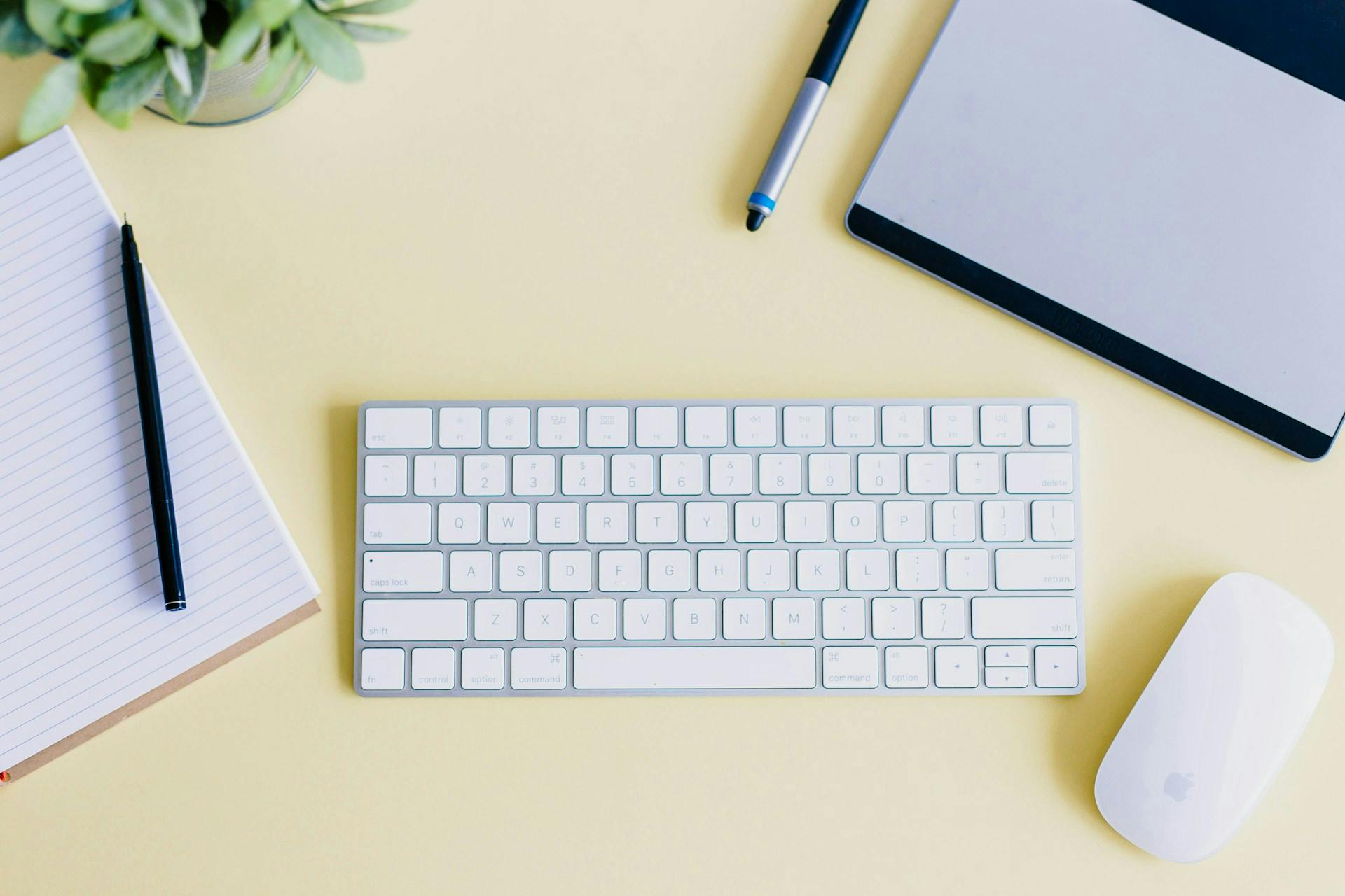 un clavier, une souris et un calepin