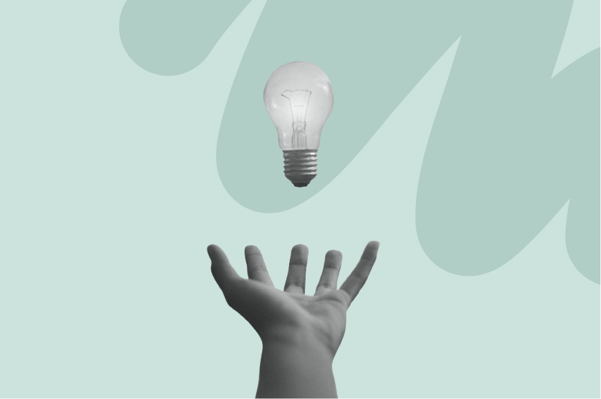 Main tenant une ampoule