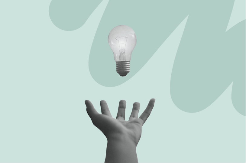 Main tenant une ampoule