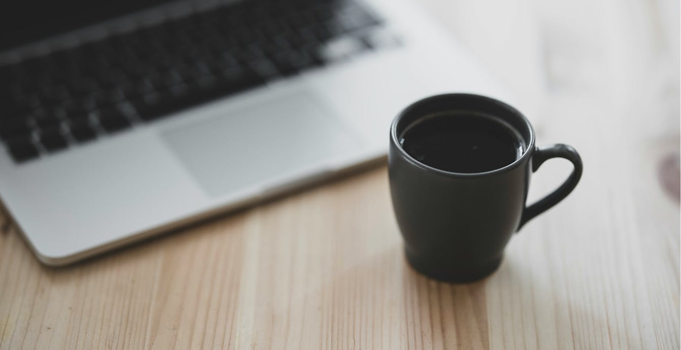 eine Tasse Kaffee und einen Computer
