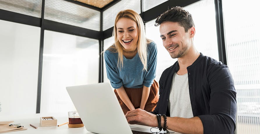 zwei Personen die arbeiten