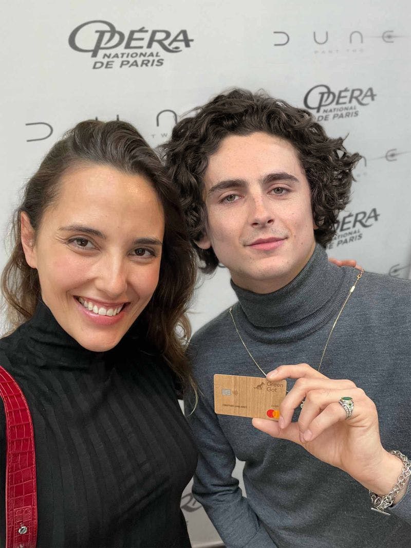 Timothée Chalamet avec sa carte de paiement Green-Got.