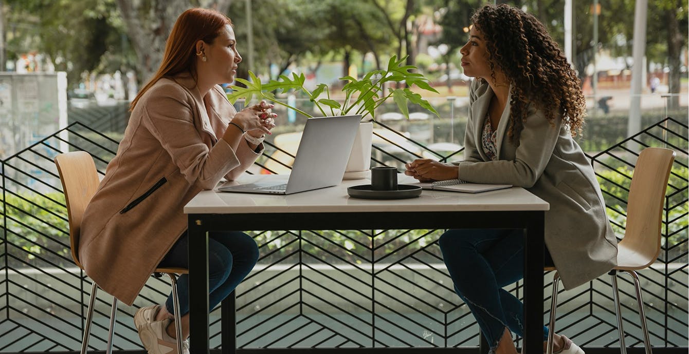 zwei Frauen, die sich unterhalten