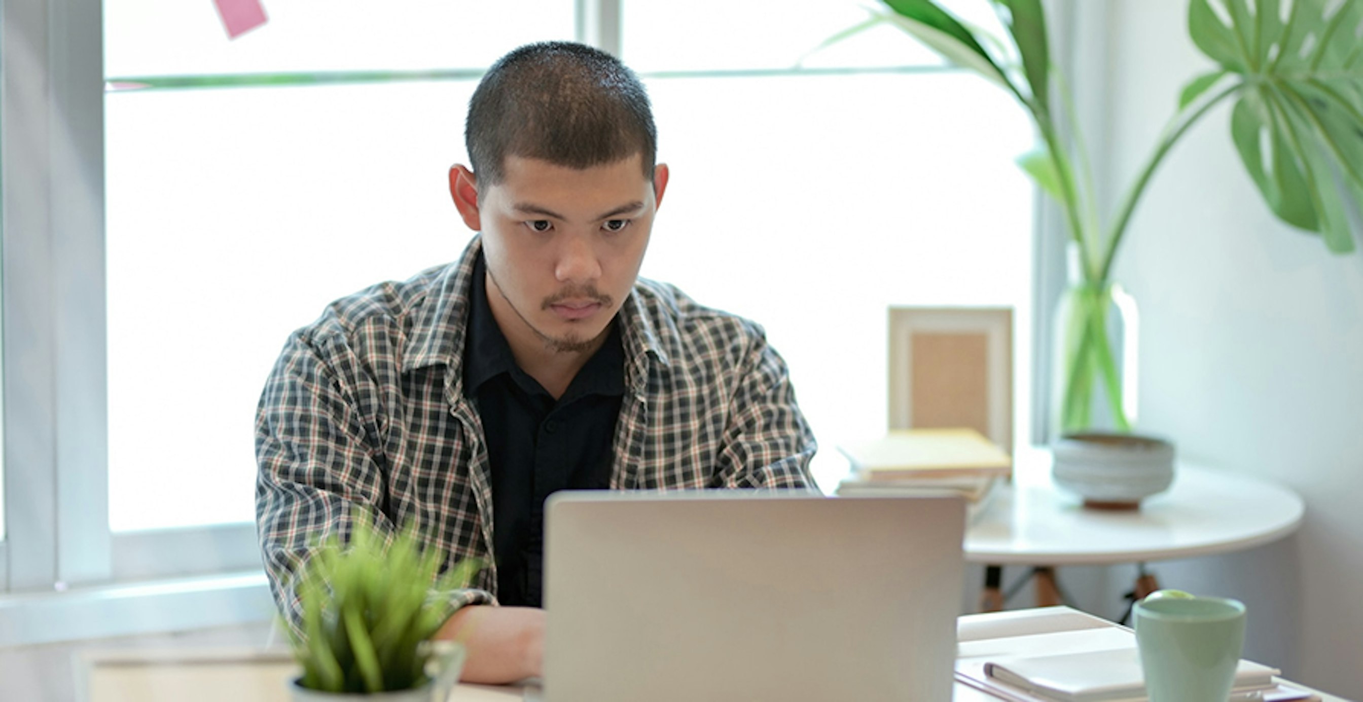 eine Person vor einem Computer