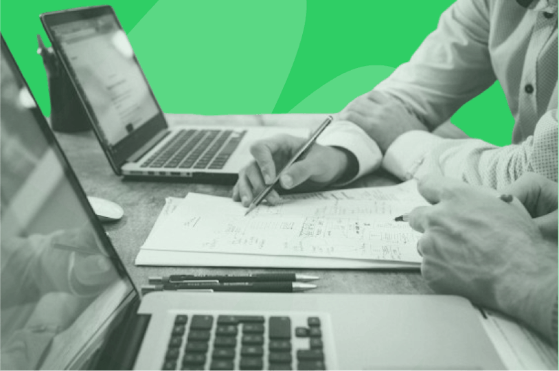 Deux personnes travaillant à un bureau