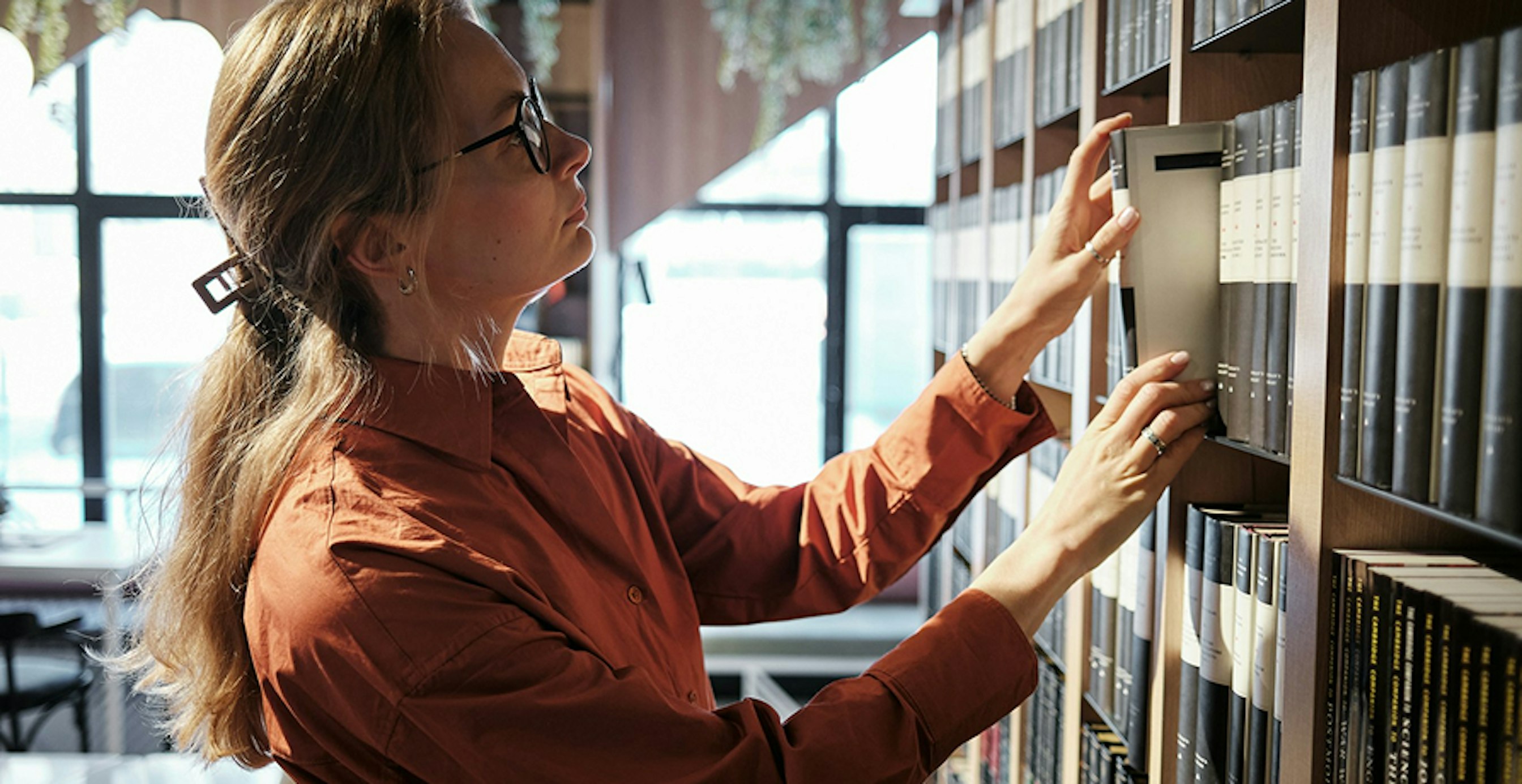 eine Frau in einer Bibliothek