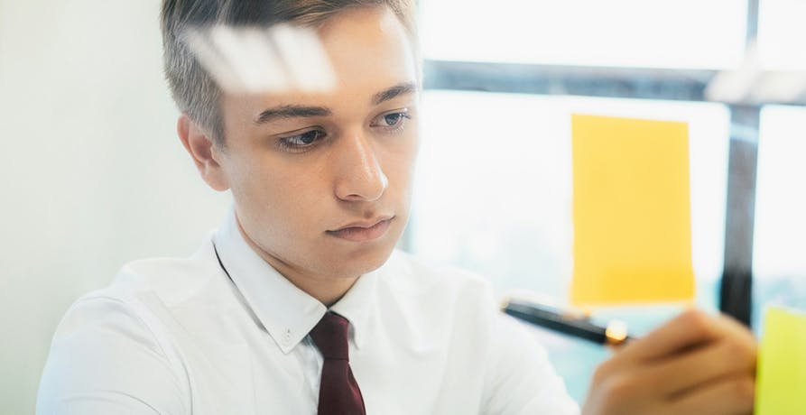 ein Mann, der schreibt