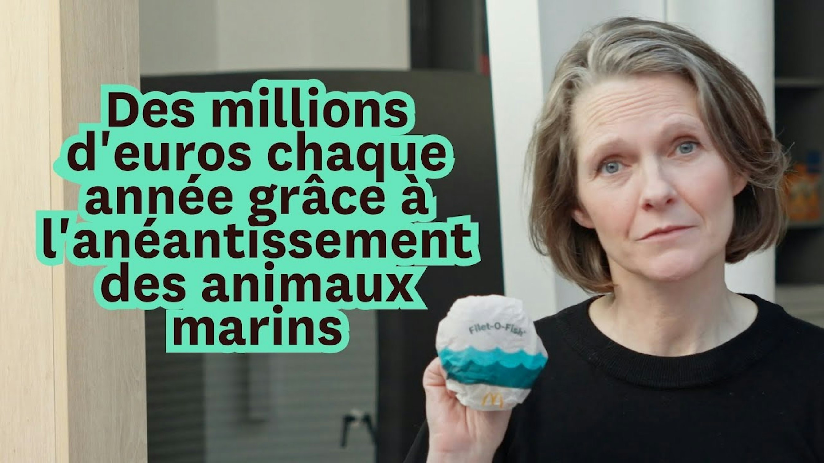 Femme présentant un sandwich au poisson