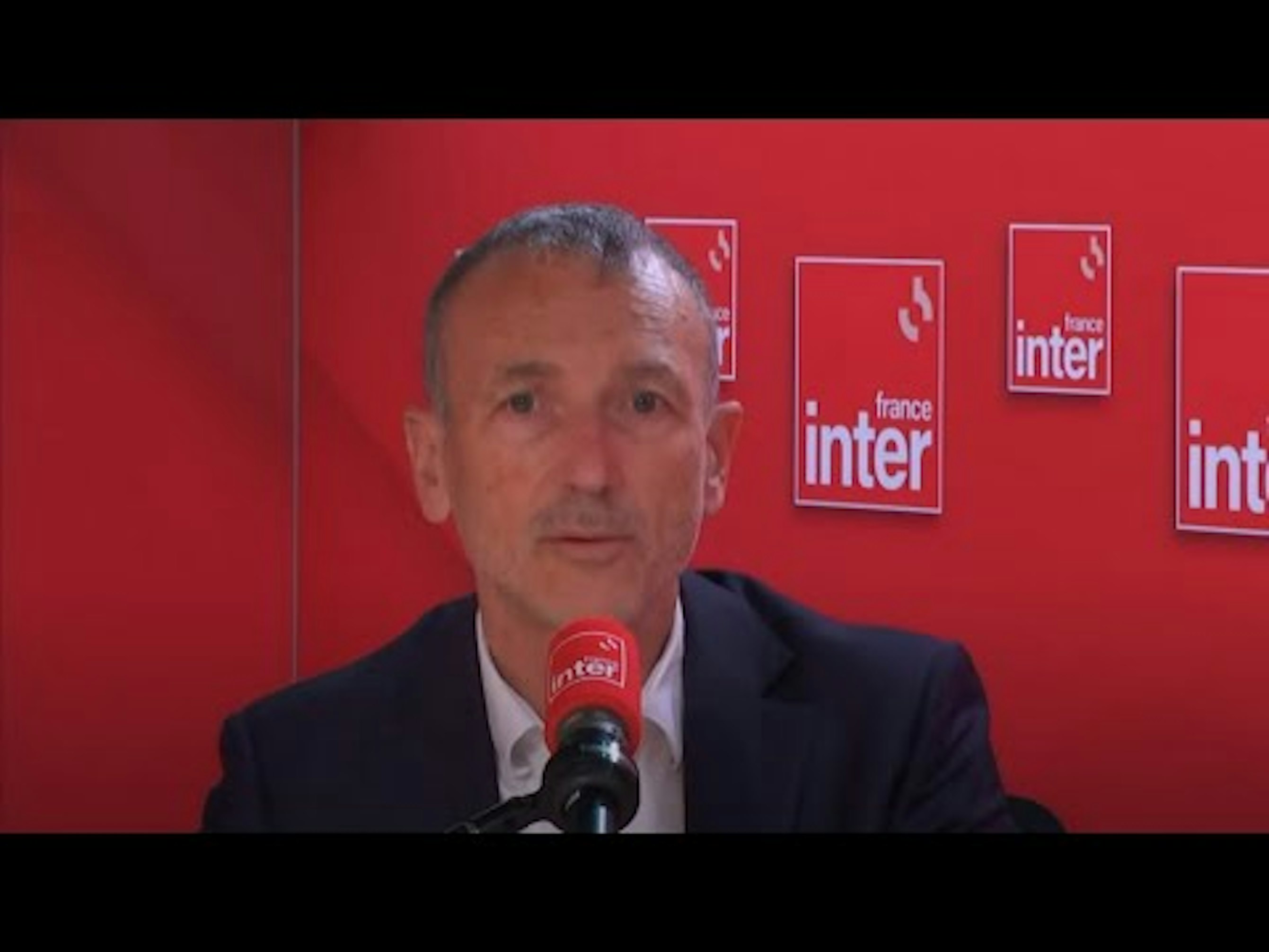 Personne (Emmanuel Faber) parlant dans un micro