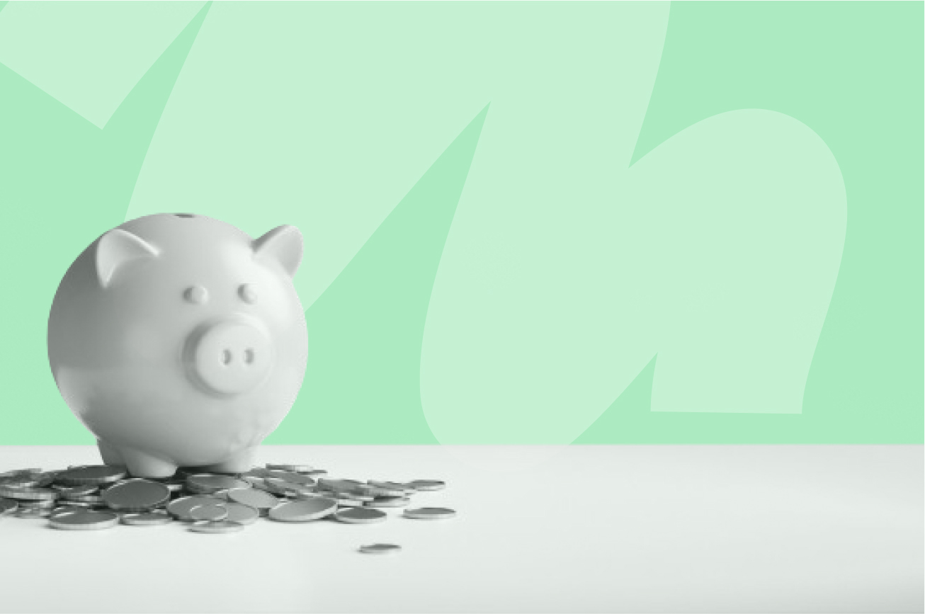 une tirelire et des pièces de monnaie