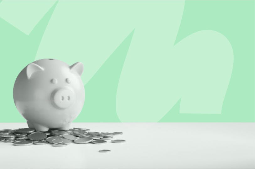 une tirelire et des pièces de monnaie