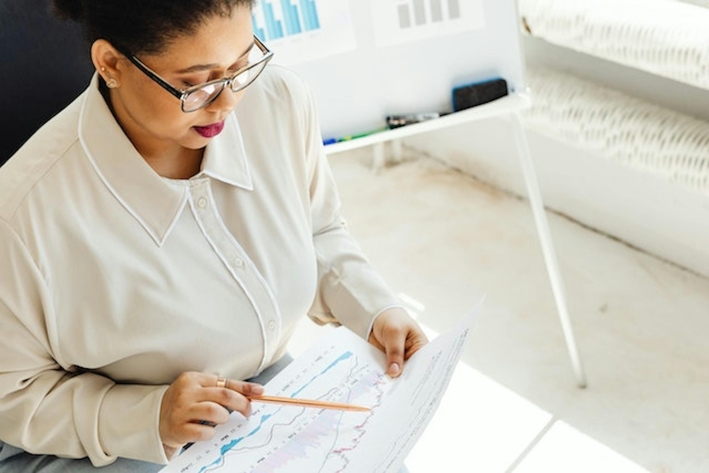 Une femme lit un document