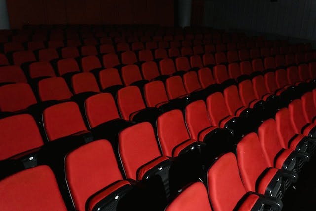 Chaises rouges et noires au cinéma