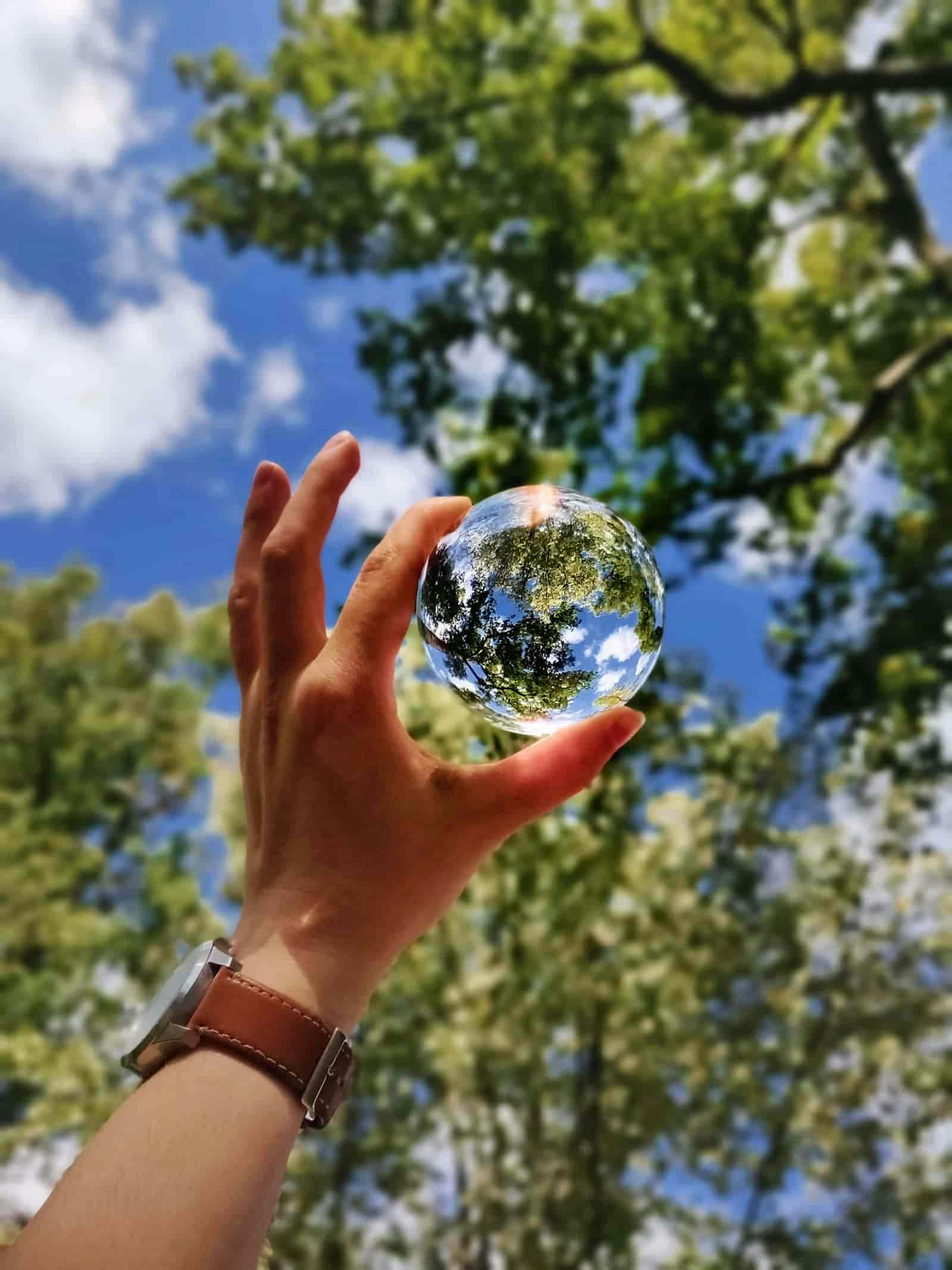 Boule de cristal transparente dans la main